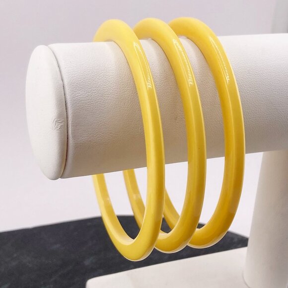 VINTAGE Bakelite matching set of three cream corn butter yellow bangle bracelets - Picture 4 of 10